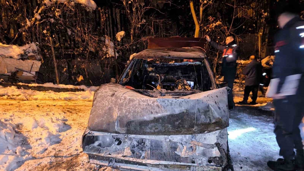 Karabük'te Park Halindeki Otomobilde Yangın