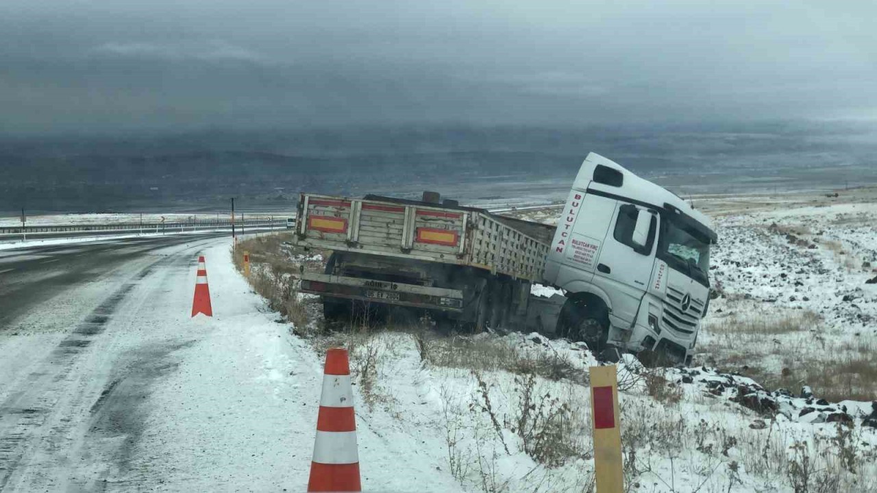 Kars’ta Buzlu Yolda Kayan Tır Şarampole Düştü