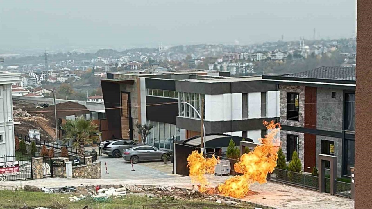 Kocaeli’de Elektrik Direği Dikimi Sırasında Doğal Gaz Borusuna Zarar Verildi,  Yükselen Alevler Paniğe Yol Açtı