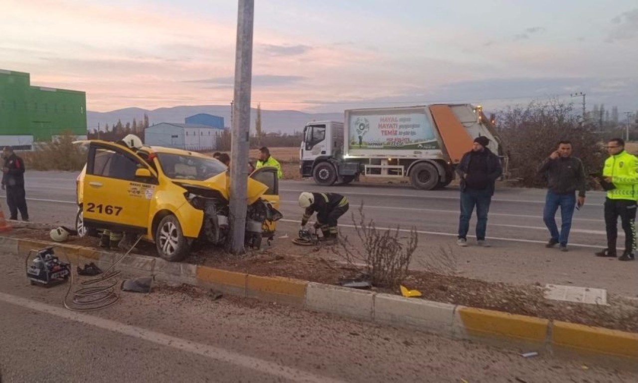 Konya Taksi Aydınlatma Direğine Çarptı: 3 Yaralı