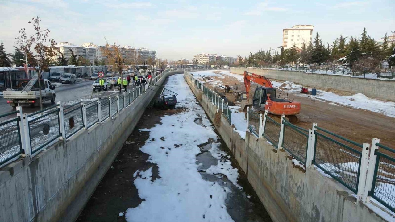 Malatya'da Otomobil Sulama Kanalına Uçtu: Sürücü Yaralandı