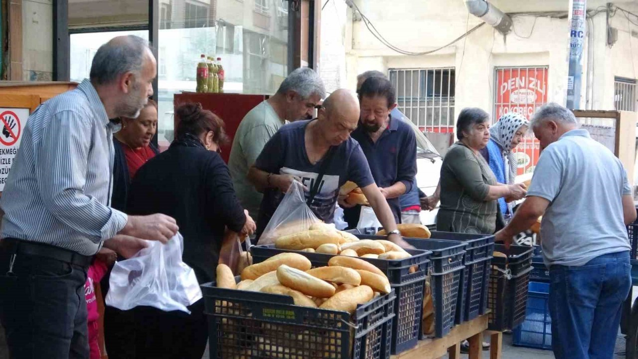 Mersin’de Fırıncılar Arası Rekabet,  4 TL’lik Ekmek Kuyruğuna Neden Oldu