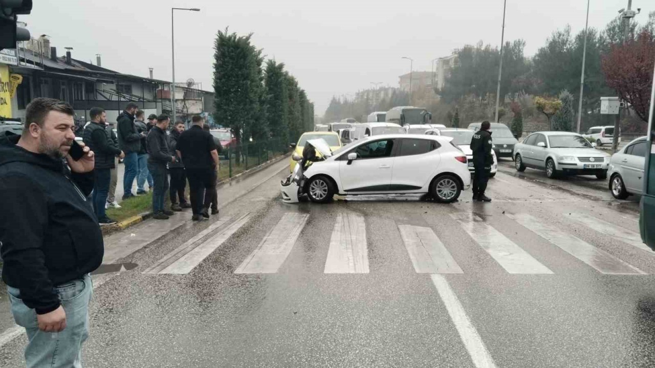 Safranbolu’da İki Otomobil Çarpıştı,  1 Kişi Yaralandı