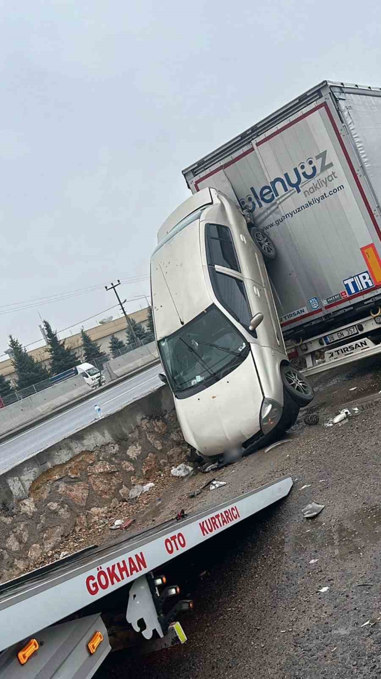 Sakarya’da İlginç Kaza: Otomobil Park Halindeki Tırın Dorsesine Asılı Kaldı