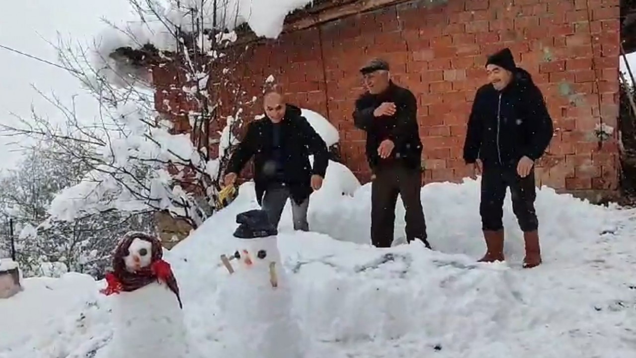 Tokat’ta Kardan Adam Yapıp Halay Çektiler