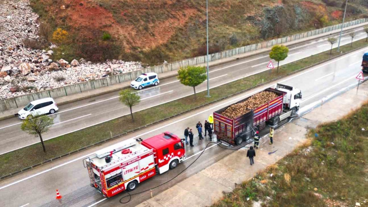 Tokat’ta Tırda Yangın Çıktı,  İtfaiye Ekipleri Müdahale Etti