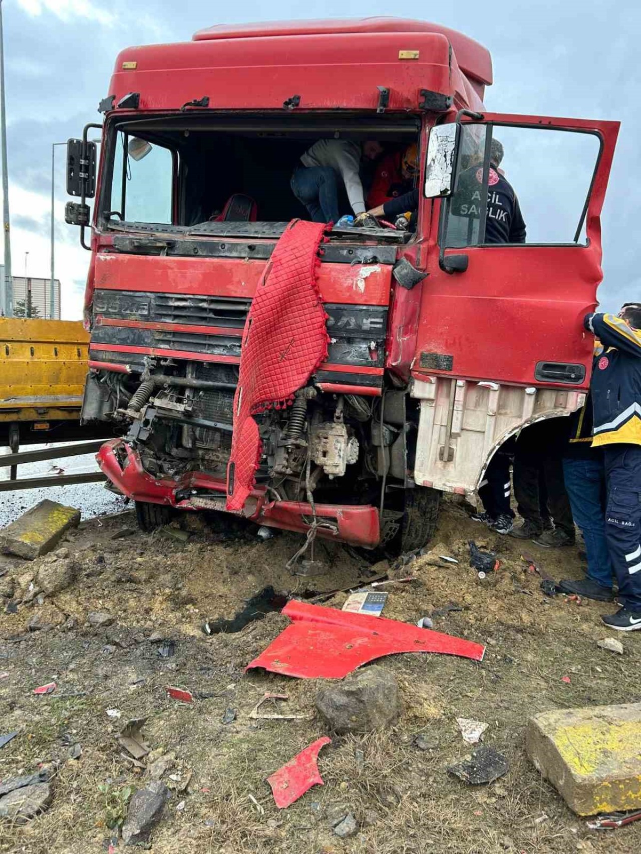 Afyonkarahisar'da Feci Kaza: Tır ve Kamyon Çarpıştı,  1 Ölü,  1 Yaralı