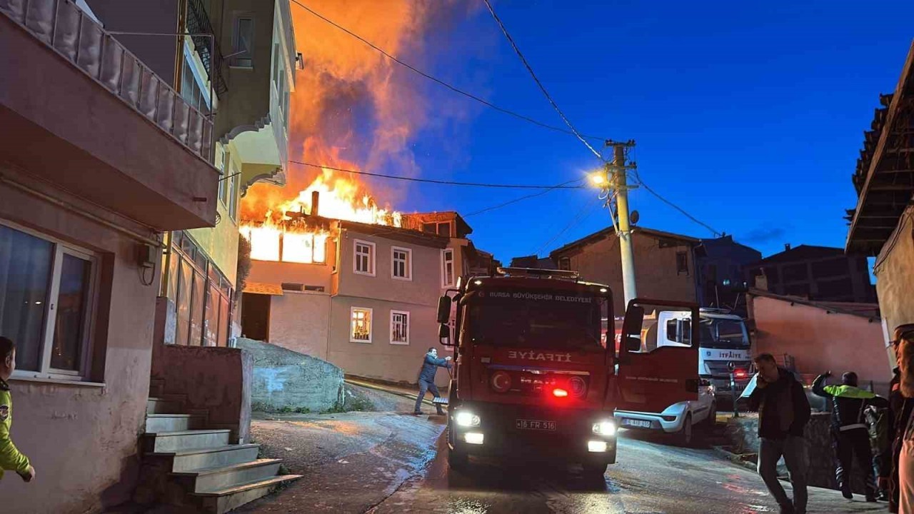 Bursa’nın Mudanya İlçesinde Çıkan Yangın 3 Evi Kül Etti