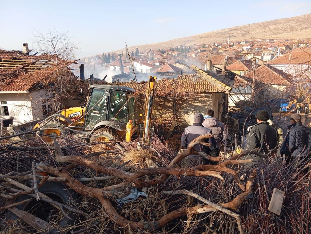 Isparta’da Elektrik Arızası Nedeniyle Çıkan Yangın İki Evi Kullanılamaz Hale Getirdi