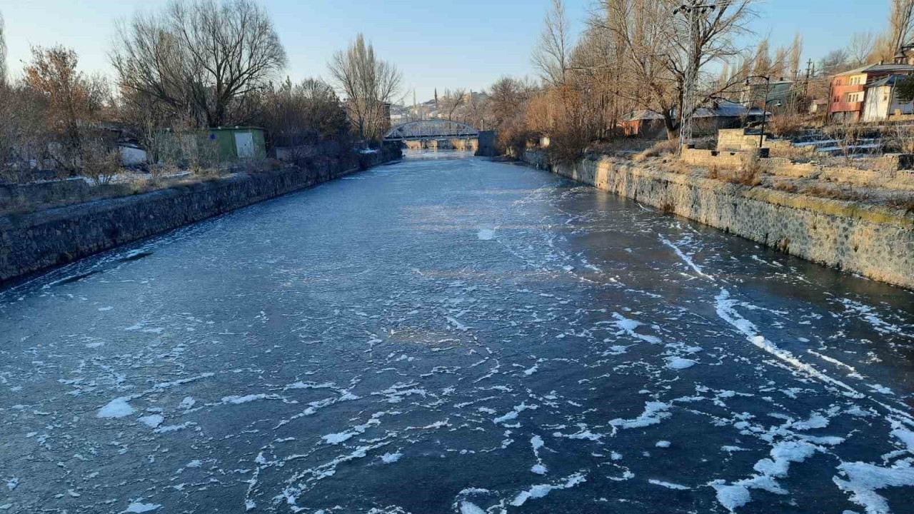 Kars’ta Hava Sıcaklığı Eksi 12’yi Gördü,  Her Yer Buz Tuttu