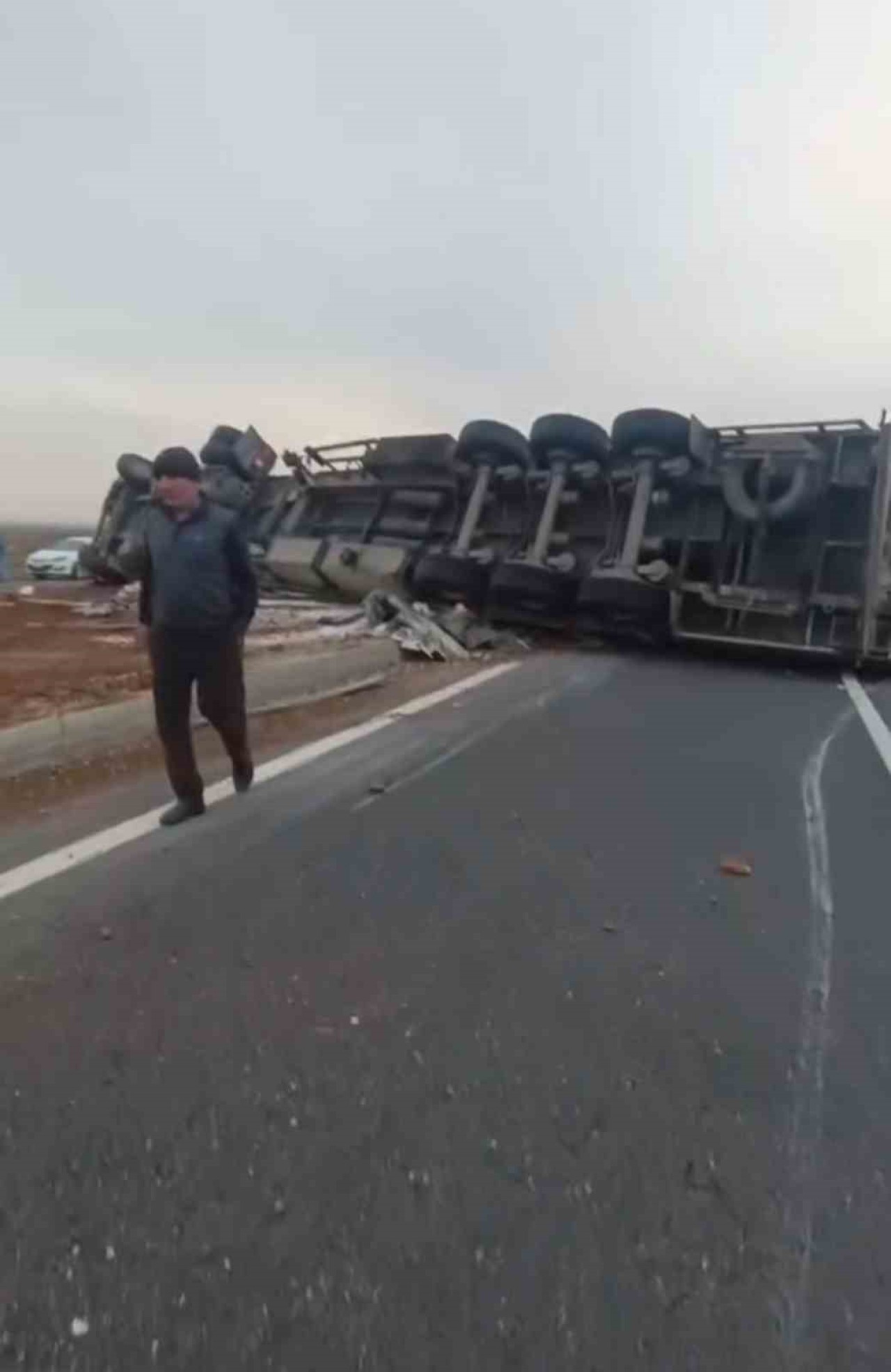 Mardin’in Nusaybin İlçesinde Tır Devrildi: Sürücü Yaralandı