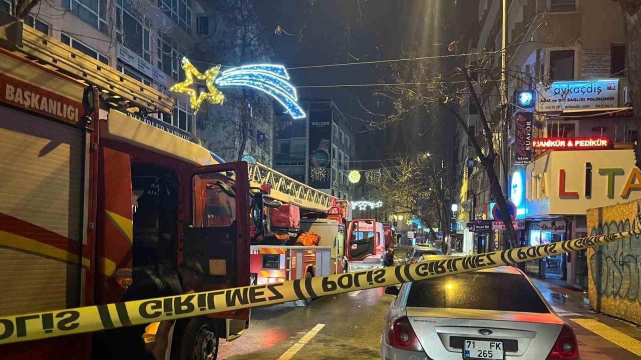 Ankara Çankaya'da 5 Katlı Binada Yangın: 3 Yaralı,  6 Kişi Dumandan Etkilendi