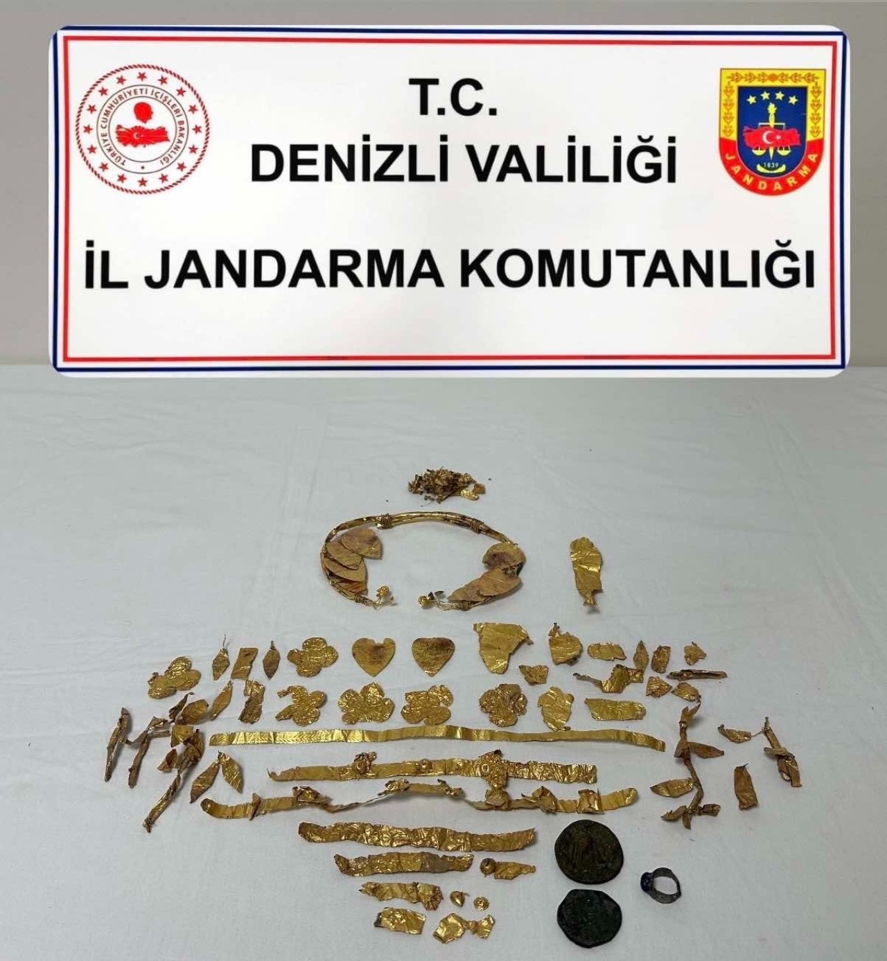 Denizli’de Altın Diadem ve Tarihi Objeler Ele Geçirildi