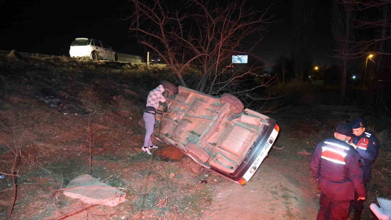 Aksaray’da Otomobil Şarampole Devrildi: 3 Yaralı