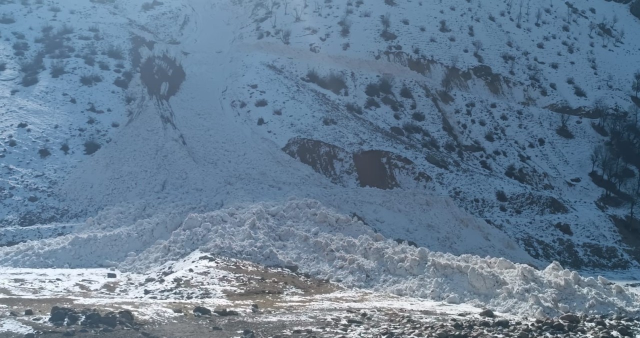 Çığ Sebebiyle Kapanan Yol,  Ekiplerin Çabasıyla Açıldı