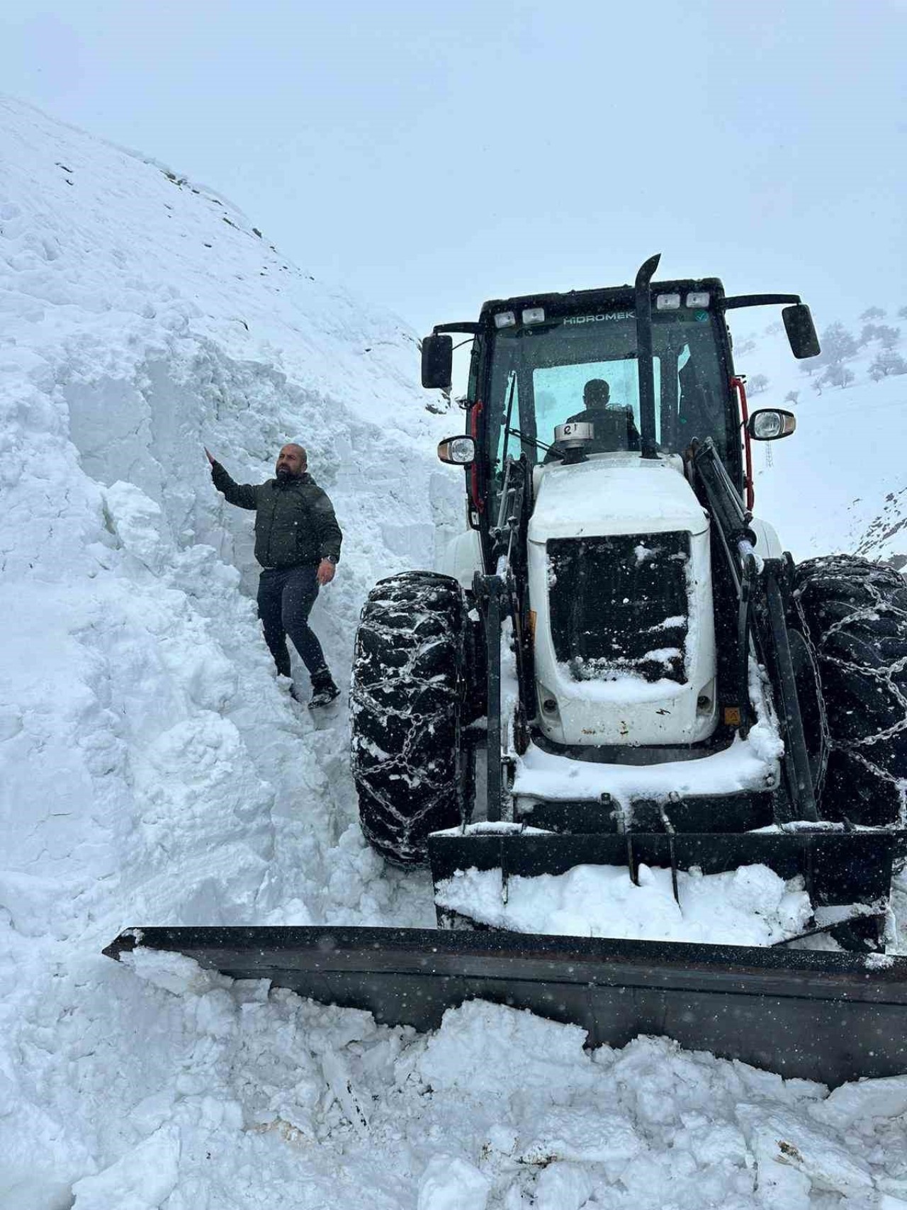 Çığ Tehlikesi! İş Makinesi Kar Altında Kaldı