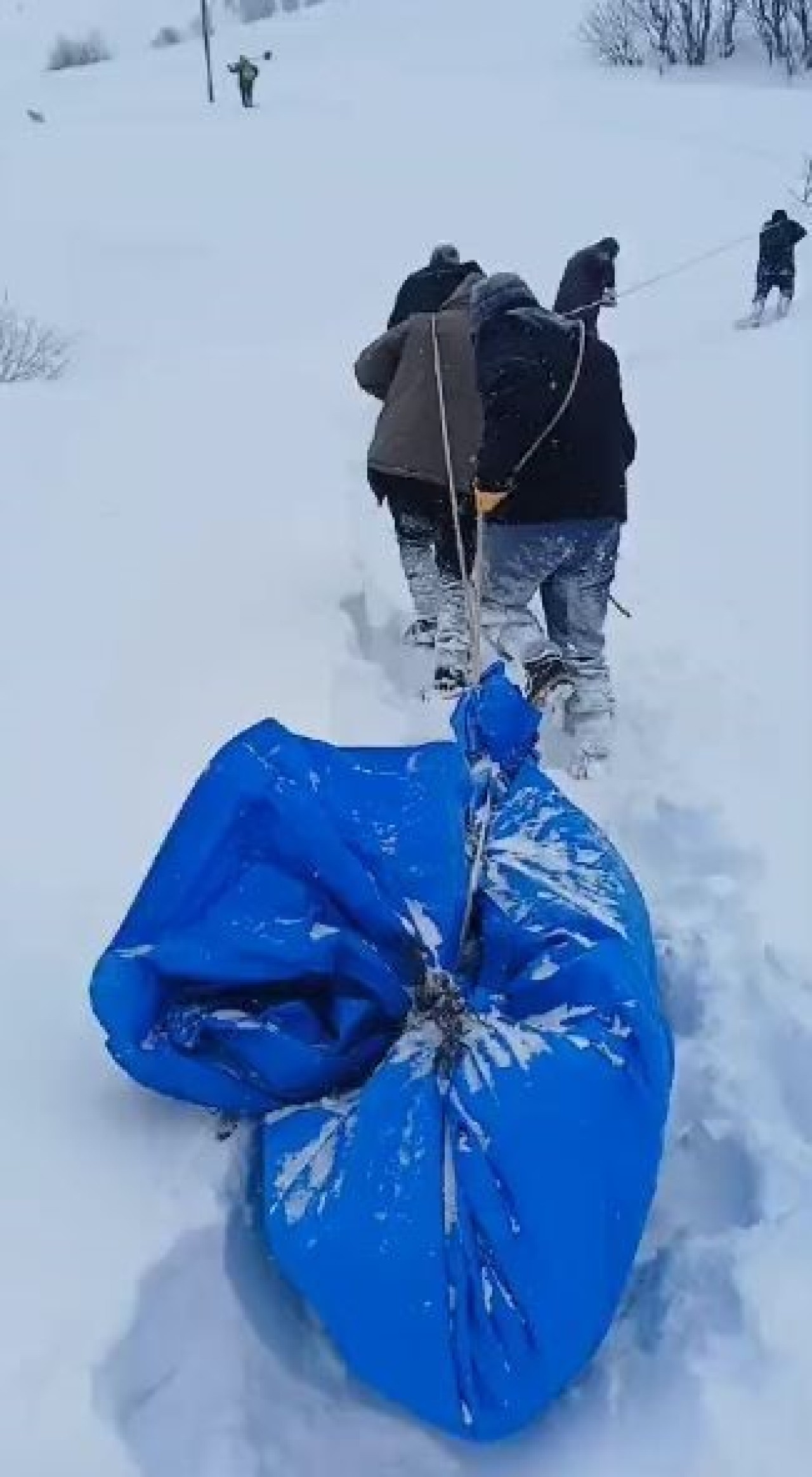 Kar Yağışı Nedeniyle Cenaze iple Taşındı