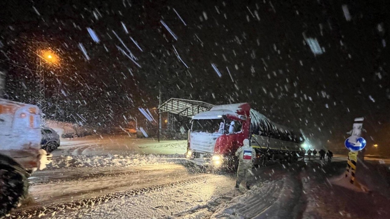 Karda Mahsur Kalan Öğrencilere Jandarma Şefkati