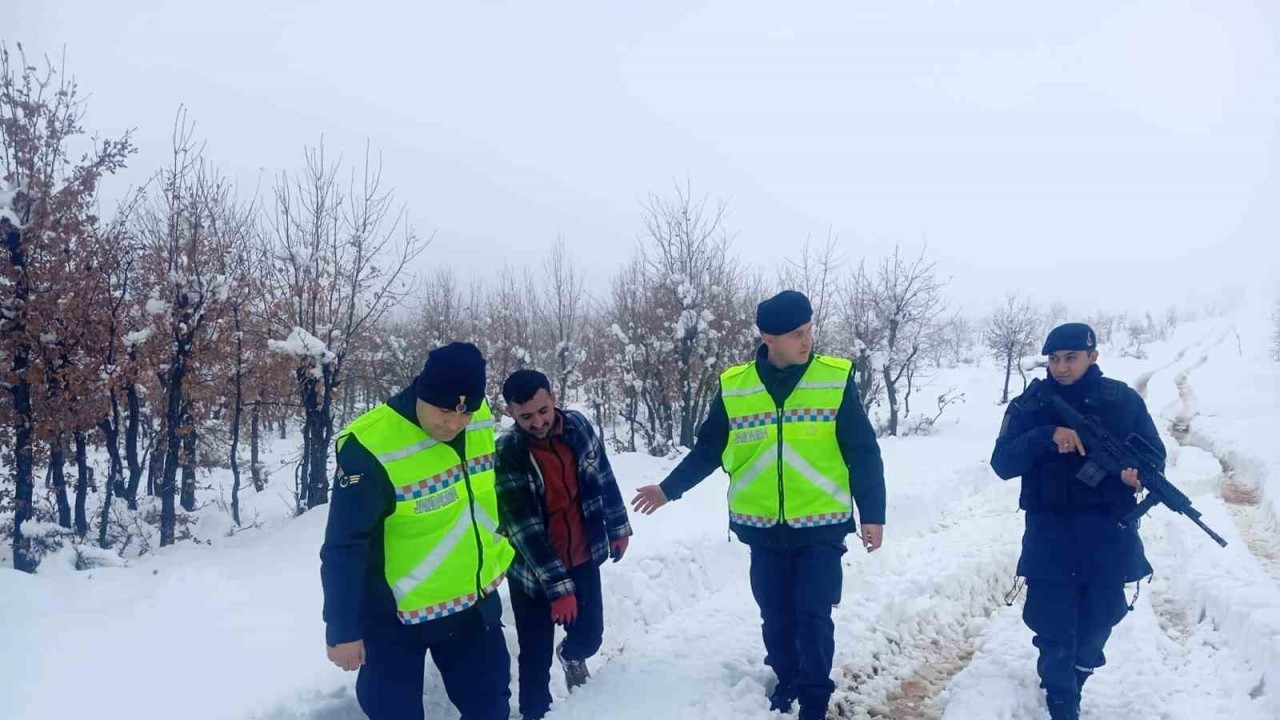 Karda Mahsur Kalan Vatandaş Jandarma Ekipleriyle Kurtarıldı