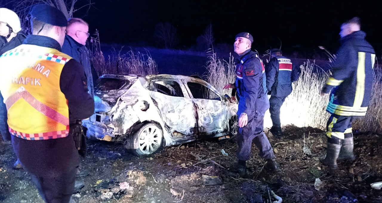 Çanakkale’de Nikahtan Dönenleri Taşıyan Araçla Diğer Otomobil Çarpıştı: 1 Ölü,  7 Yaralı