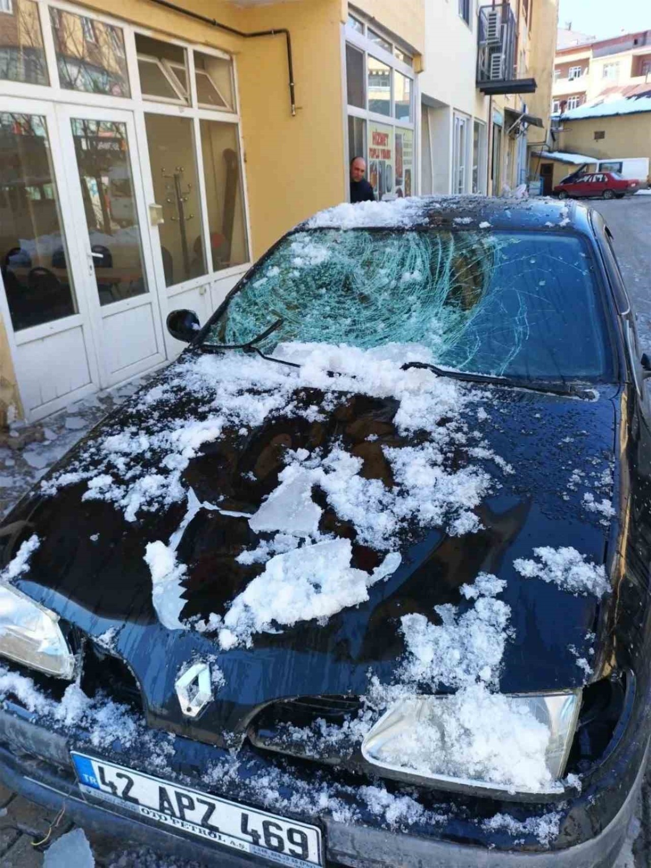 Çatıdan Düşen Kar Aracın Camını Kırdı