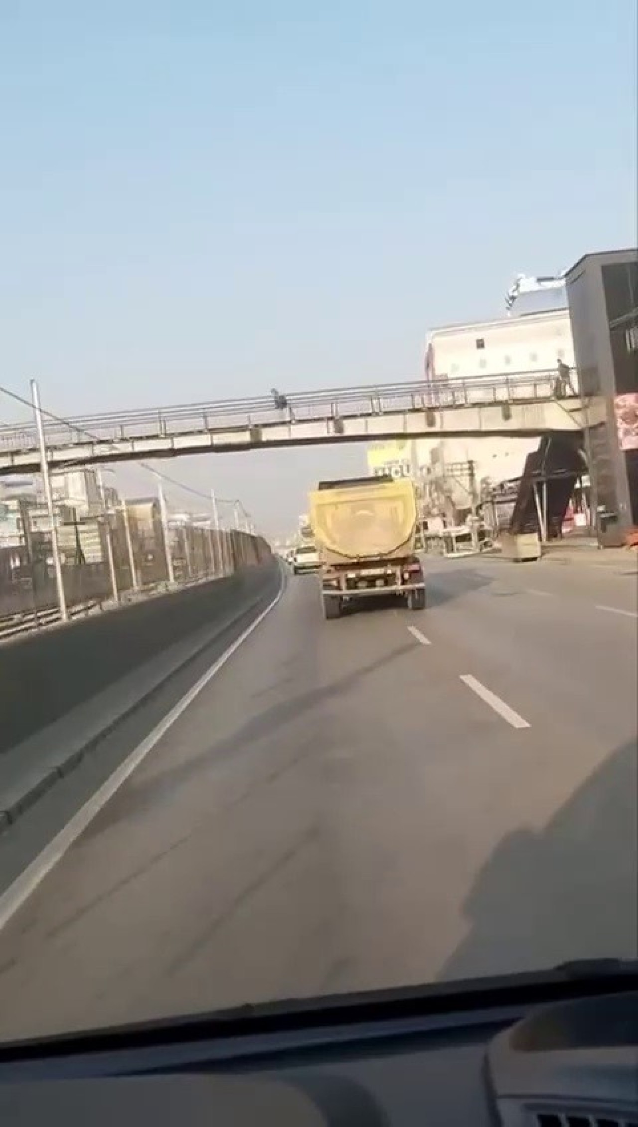 Kamyon Sürücüsü,  Trafiği Hiçe Sayarak Makas Attı