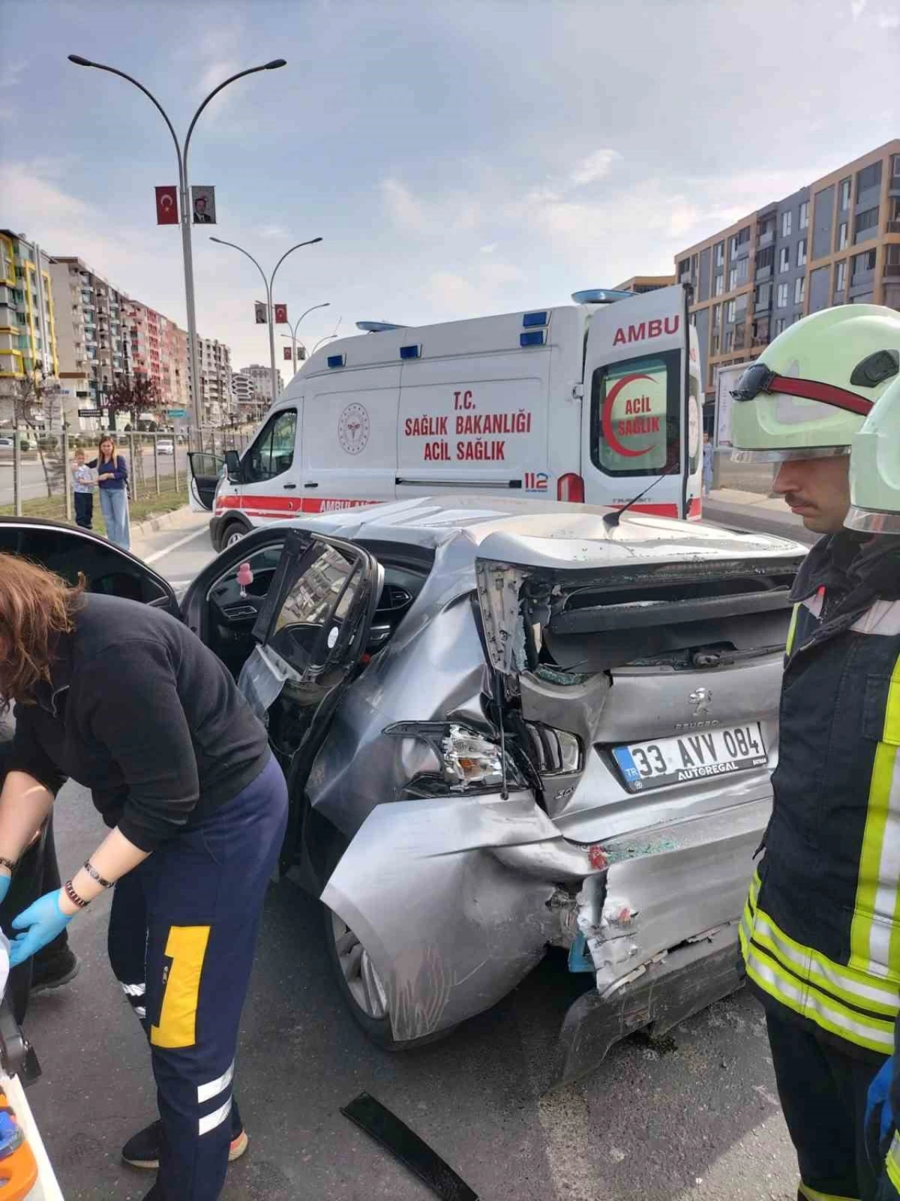 Batman’da Trafik Kazası: Araçta Sıkışan 2 Kişi Yaralandı