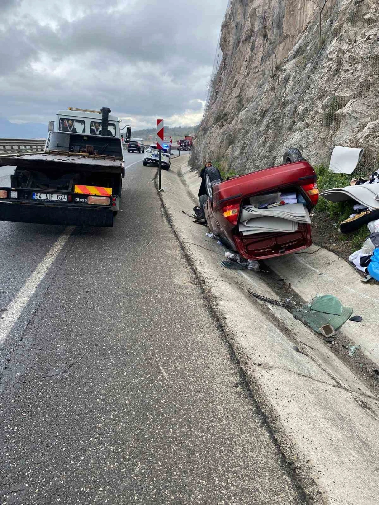 Takla Atan Otomobil Su Kanalına Devrildi