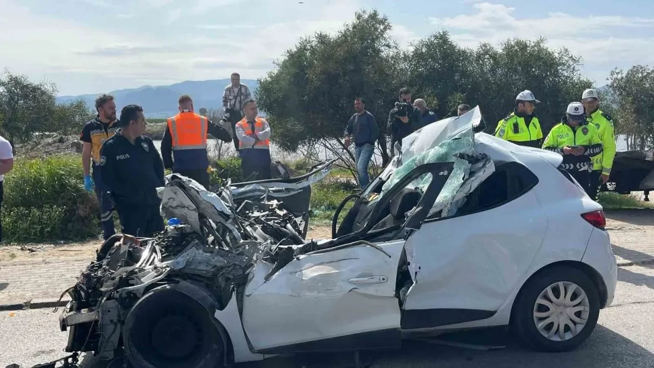 İzmir’de Feci Kaza: Tıra Çarpan Sürücü Hayatını Kaybetti