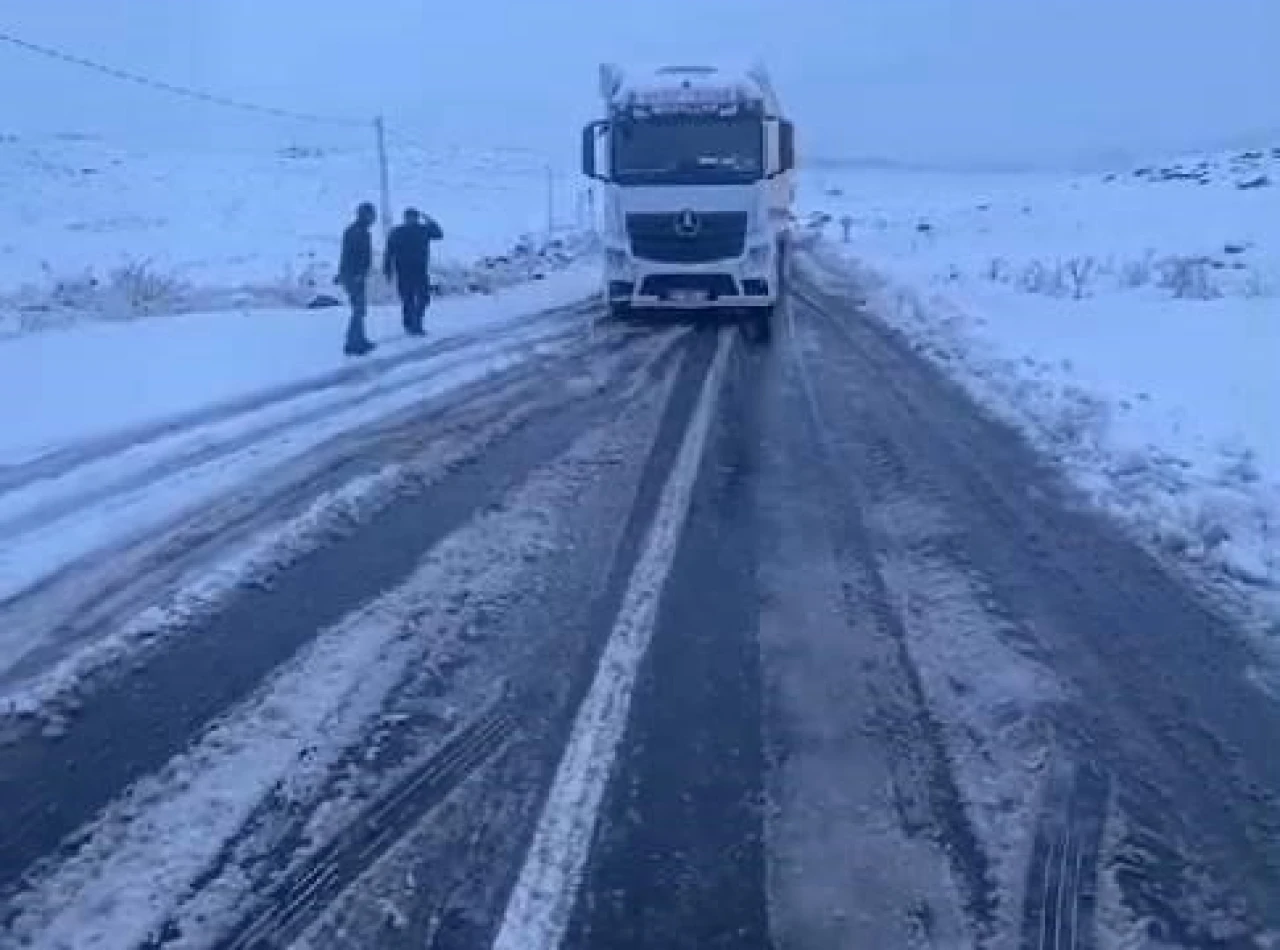 Yoğun Kar Yağışı, Tırları Yolda Bıraktı