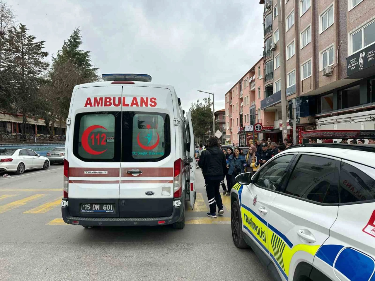 Otomobil Yaya Geçidinde Çarptı, Kadın Yaralandı