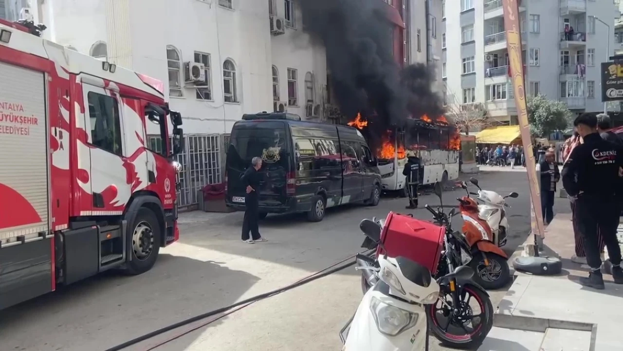 Mahalleyi Saran Yangın Korkusu: Midibüs Alev Alev Yandı!