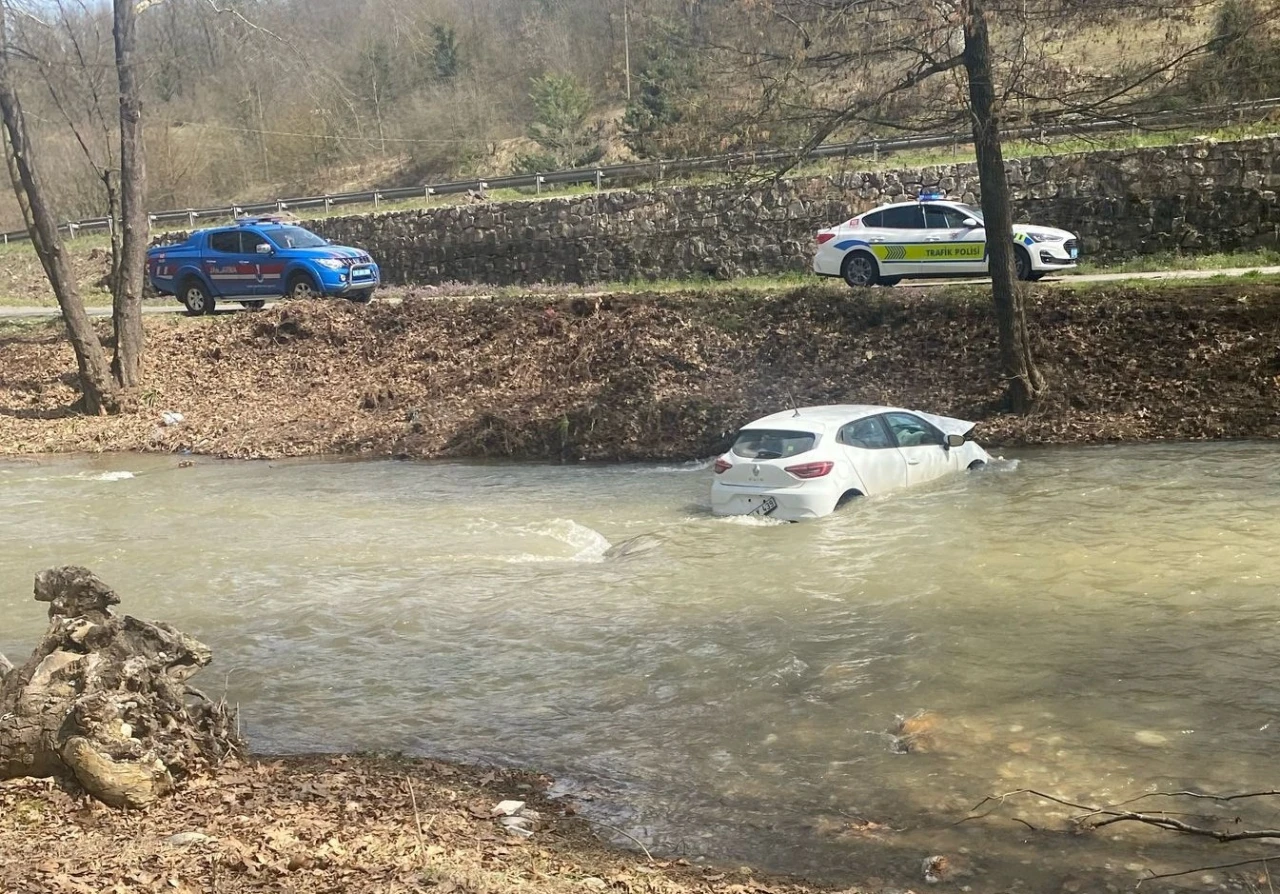 İnegöl’de otomobil dereye uçtu, sürücü ve yolcu yaralandı