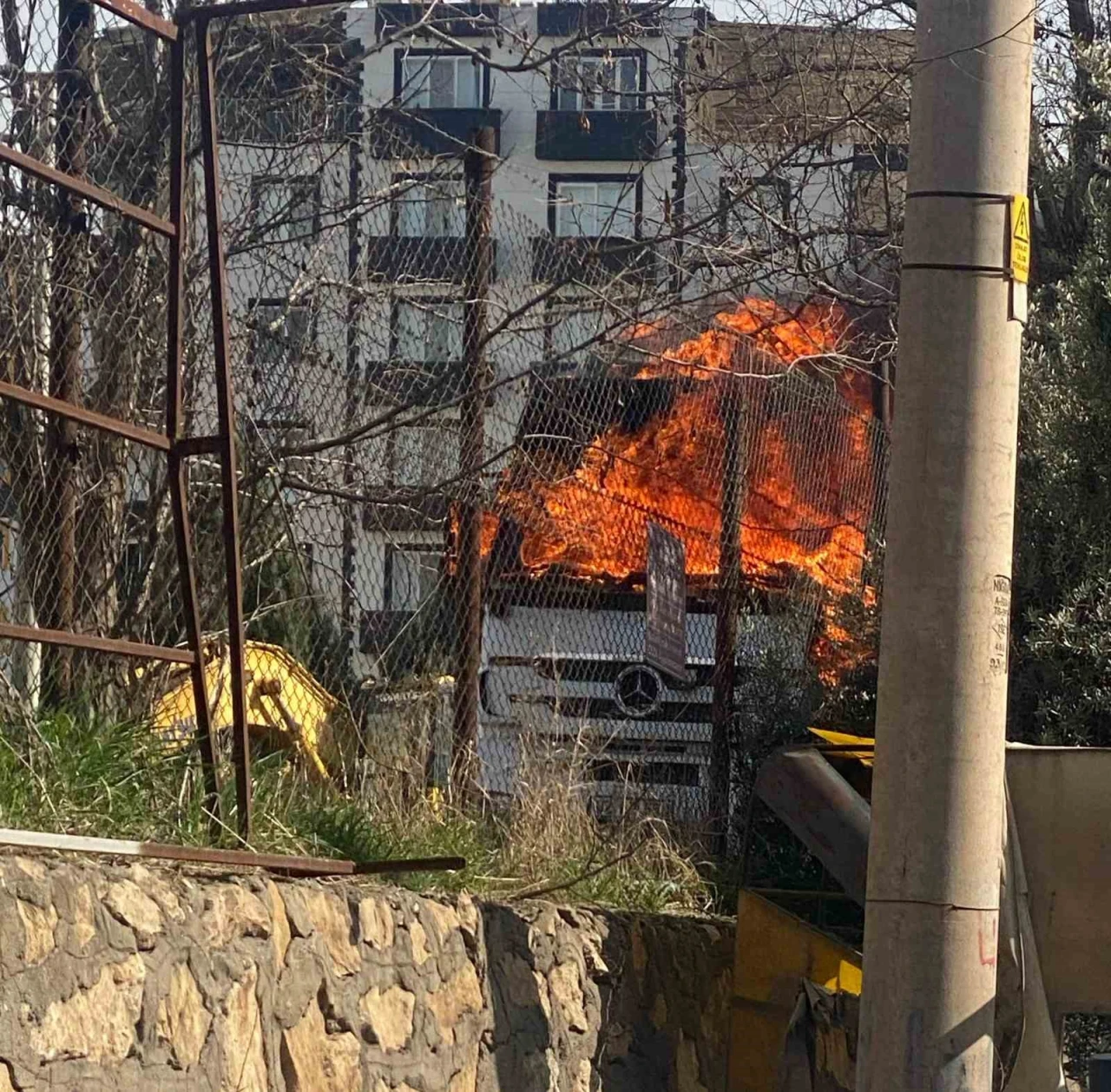 Park halindeki tır alev alev yandı