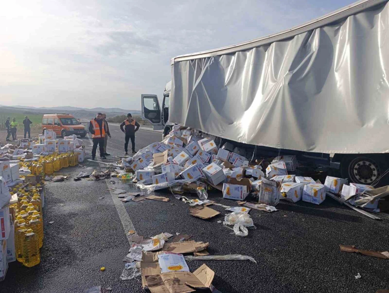 Tır Kazası Yüzünden Yola Saçılan Yağ Tenekeleri Trafiği Kilitledi!