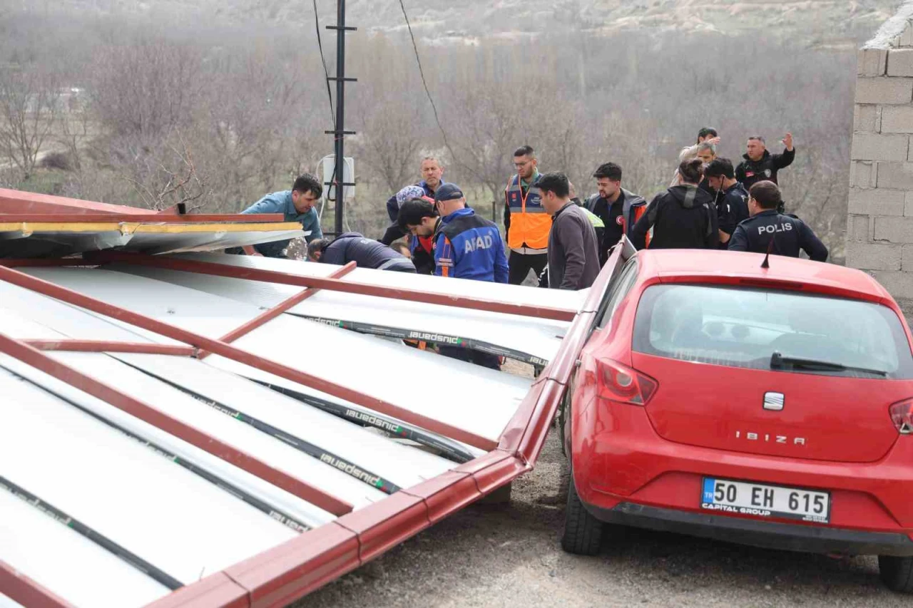 Fırtına Çatıyı Savurdu, 2 Kişi Yaralandı