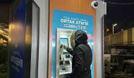 ATM’de Isınmaya Çalışan Kedi,  Soğuk Havada Vatandaşları Neşelendirdi