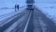 Yoğun Kar Yağışı, Tırları Yolda Bıraktı