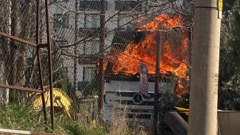 Park Halindeki Tırda Büyük Yangın