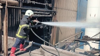 Payas'taki fabrika yangını itfaiye müdahalesiyle büyümeden söndürüldü