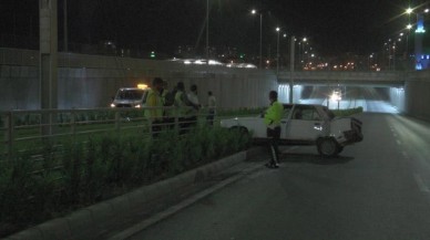 Kayseri Kocasinan'da Otomobil Tramvay Yoluna Girdi: 2 Yaralı