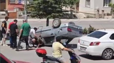 Takla Atan Otomobilin Sürücüsü Çevredekilerin Yardımıyla Kurtarıldı