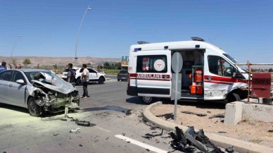 Kayseri'de Korkutan Kaza: Ambulans ve Otomobil Çarpıştı,  6 Yaralı