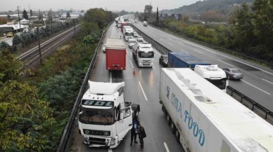 Anadolu Otoyolu'nda Tır ile Otobüs Çarpıştı: İstanbul İstikametinde Trafik Durdu