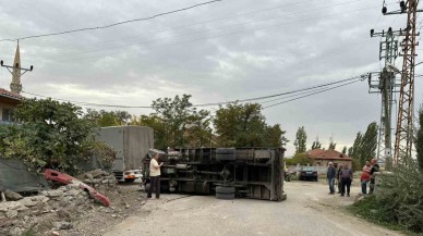 Ankara'da Freni Boşalan Kamyon Kaza Yaptı