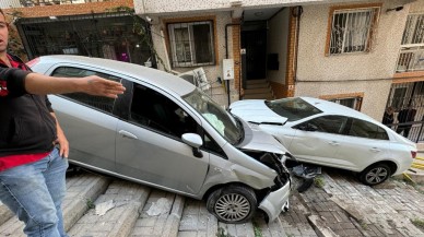 İzmir'de Alkollü Sürücünün Kazası: Park Halindeki Araçlar ve Binalar Hasar Gördü