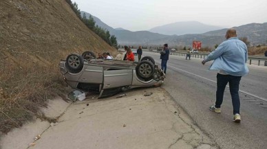 Burdur-Antalya Yolunda Korkutan Kaza! Kaygan Yolda Takla Atan Araç Şarampole Devrildi