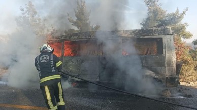 Denizli’de Seyir Halindeki Minibüs Alev Alev Yandı