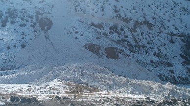 Çığ Sebebiyle Kapanan Yol,  Ekiplerin Çabasıyla Açıldı