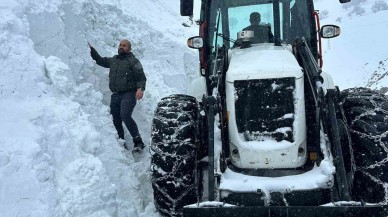 Çığ Tehlikesi! İş Makinesi Kar Altında Kaldı